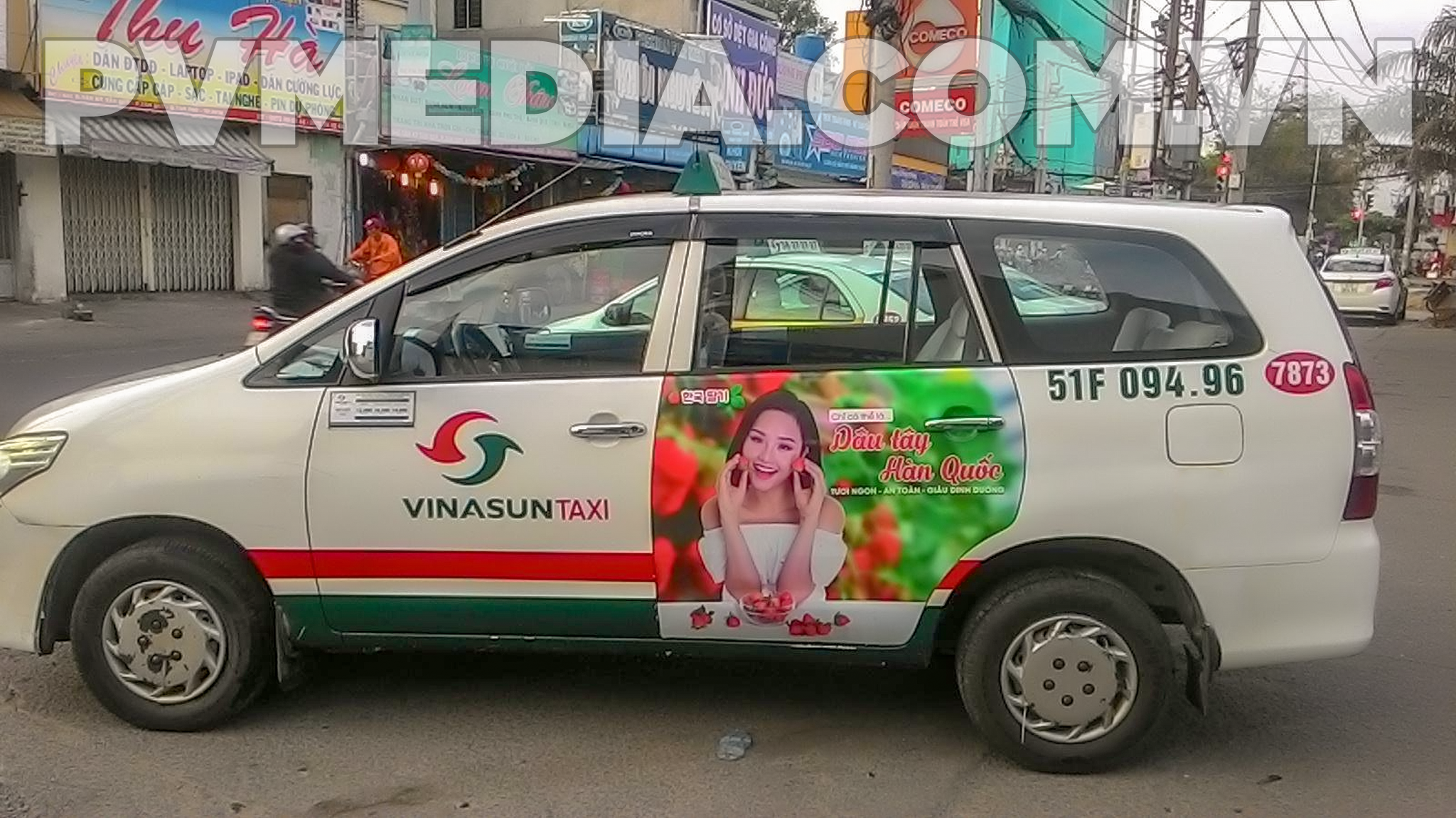 Nghiệm thu quảng cáo nhãn hiệu Dâu Tây Hàn Quốc trên taxi VinaSun (TP.HCM)